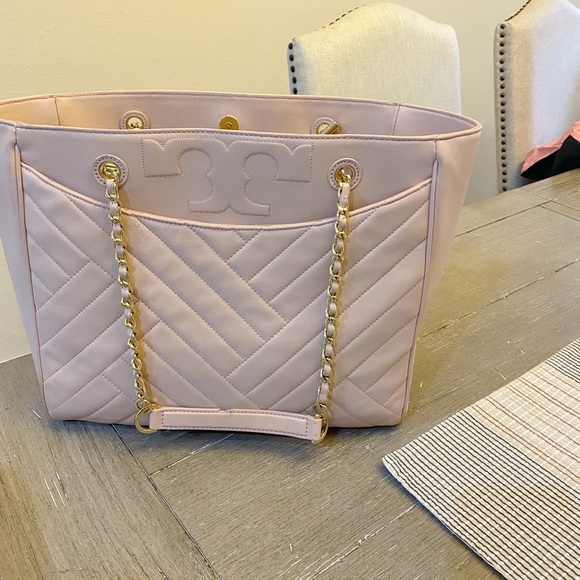 Gently used 🎀 Tory Burch Alexa Quilted Tote - Picture 4 of 8